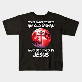 Never Underestimate an Old Woman Who Believes In Jesus Kids T-Shirt